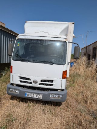Camión Nissan Atleon 5.600 kg PMA ITV al día