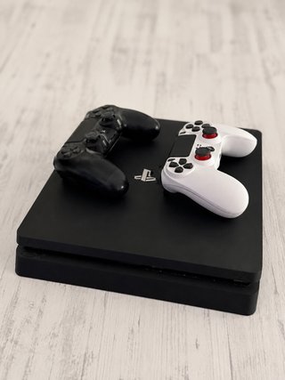 Consola PS4 con 2 mandos (negro y blanco)