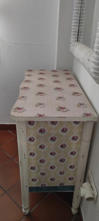 Cómoda vintage con espejo y cajones decorados