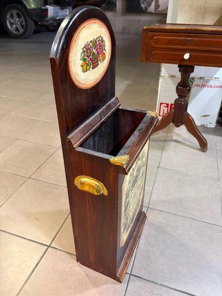 Paragüero de madera con decoración
