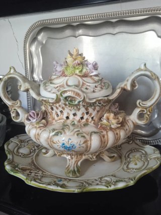Sopera de porcelana con flores