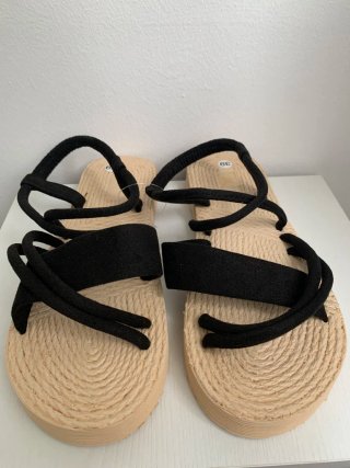 Sandalias planas tiras negras