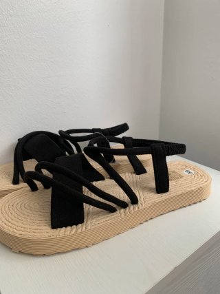 Sandalias planas tiras negras