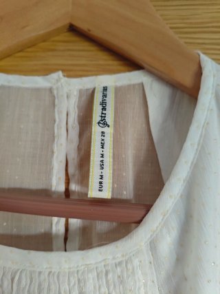 Blusa blanca tirantes anchos detalles dorados