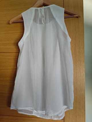 Blusa blanca tirantes anchos detalles dorados