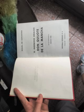 Libro Don Quijote de la mancha tapa roja y dorada