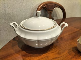 Sopera de porcelana con detalles dorados