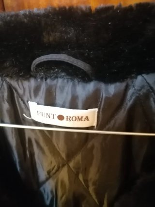Abrigo Punto Roma negro con cuello de pelo