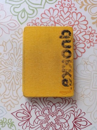 Kindle Paperwhite con funda amarilla