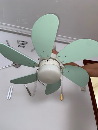 Ventilador de techo verde y blanco