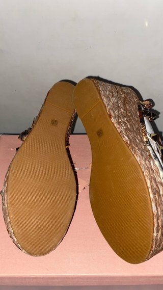 Sandalia cuña Alma en Pena estampado de tachuelas