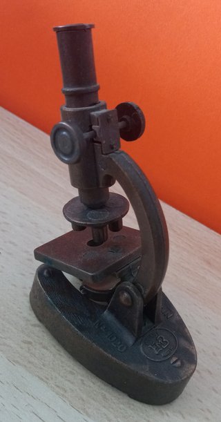 Miniatura microscopio antiguo sacapuntas
