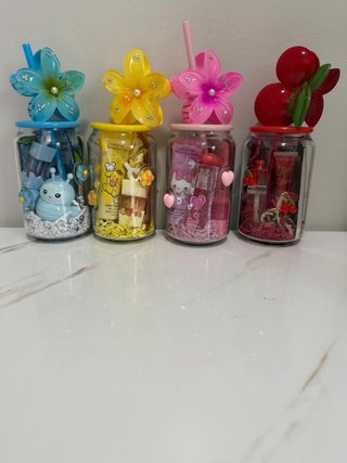 Vasos decorados con flores y figuras