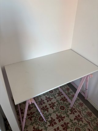 Escritorio blanco y rosa
