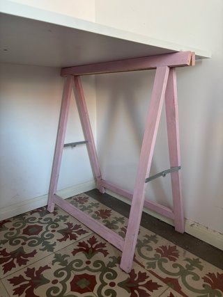 Escritorio blanco y rosa
