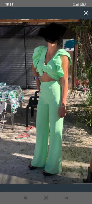 Conjunto pantalón y crop top verde para eventos.