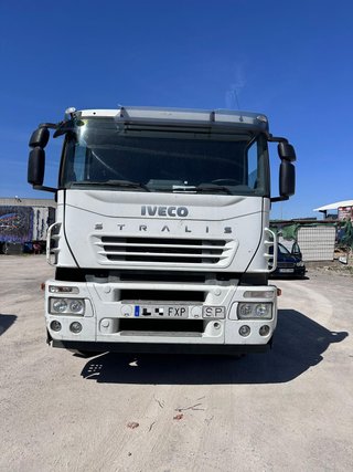 Tractora IVECO STRALIS 420 DCI con grúa HMF 3720