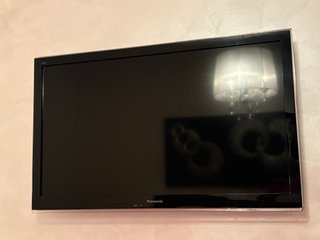 TV Panasonic Negra con Apliques.