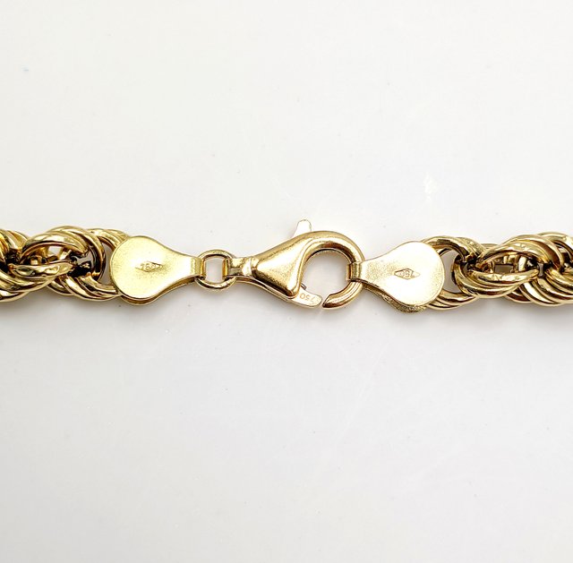 Cadena Salomónica de oro de 18k, 28.28 g, 74 cm.