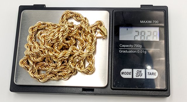 Cadena Salomónica de oro de 18k, 28.28 g, 74 cm.