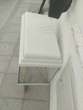 Pecera de cristal con soporte de madera