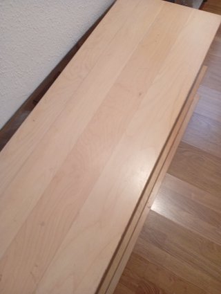 Mueble de madera color pino Ikea, con ruedas.