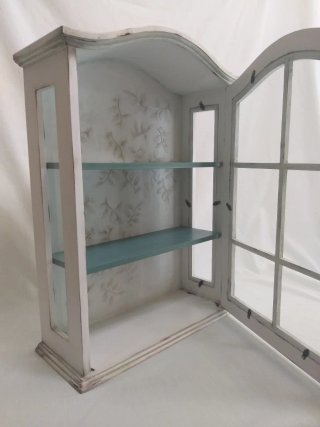 Vetrina in legno decorata con cristallo