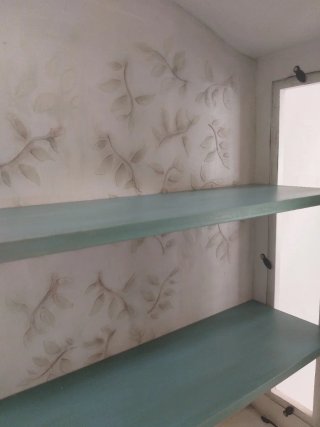 Vetrina in legno decorata con cristallo