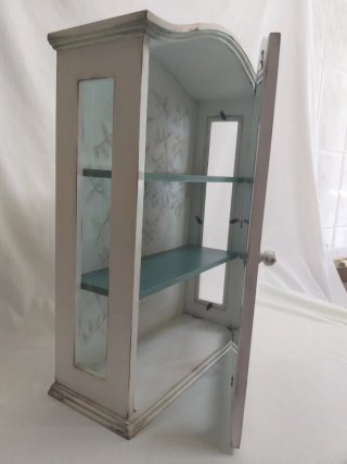Vetrina in legno decorata con cristallo