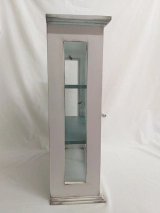 Vetrina in legno decorata con cristallo
