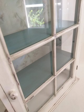 Vetrina in legno decorata con cristallo