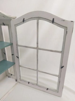 Vetrina in legno decorata con cristallo