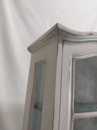 Vetrina in legno decorata con cristallo