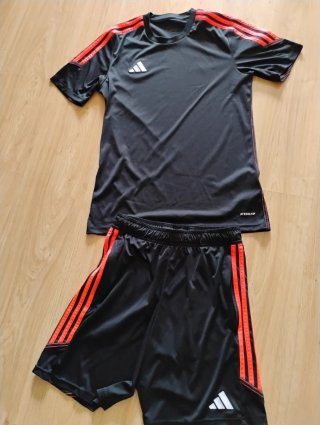 Conjunto Deportivo Adidas Negro y Rojo Niño 10/12
