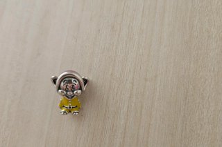 Pandora Charm Enanito Blancanieves Plata y Amarill