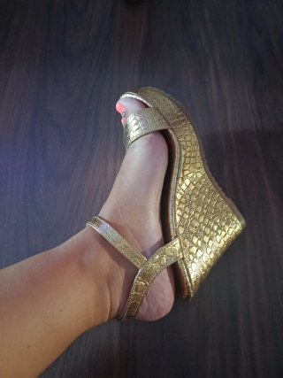Sandalias cuña doradas