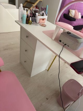 Mesa de uñas profesional rosa