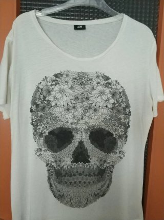Camiseta H&M Calavera Flores
