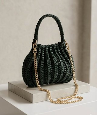 Bolso tejido a mano verde con cadena dorada