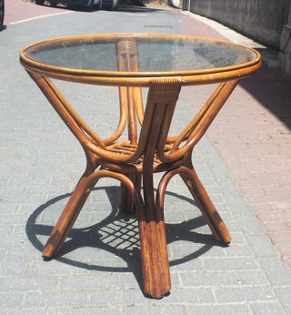 Dos sillas y mesa de ratan y mimbre