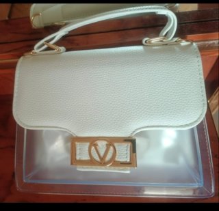 Bolso blanco transparente con cadena dorada