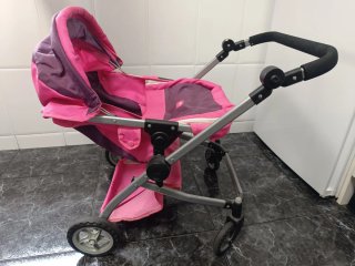 Carrito gemelar de juguete rosa