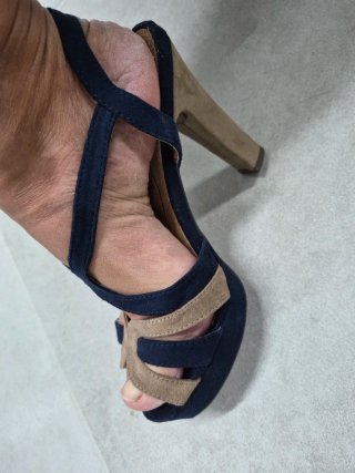 Sandalias de tacón negras y marrones