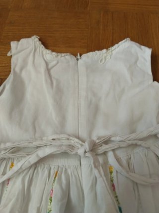 Vestido blanco bordado niña
