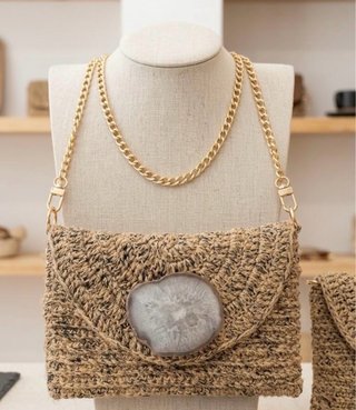 Bolso rafia natural con ágata, tejido a mano.