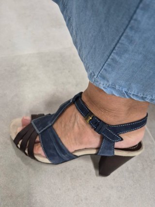 Sandalias de tacón azul y marrón