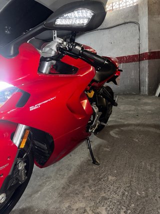 Ducati Supersport 950 Roja