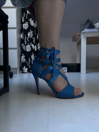 Sandalias de tacón azul atadas