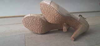 Zapatos de fiesta dorados y plateados