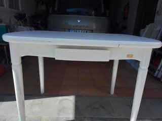 Mesa de cocina blanca con 3 sillas. Extensible